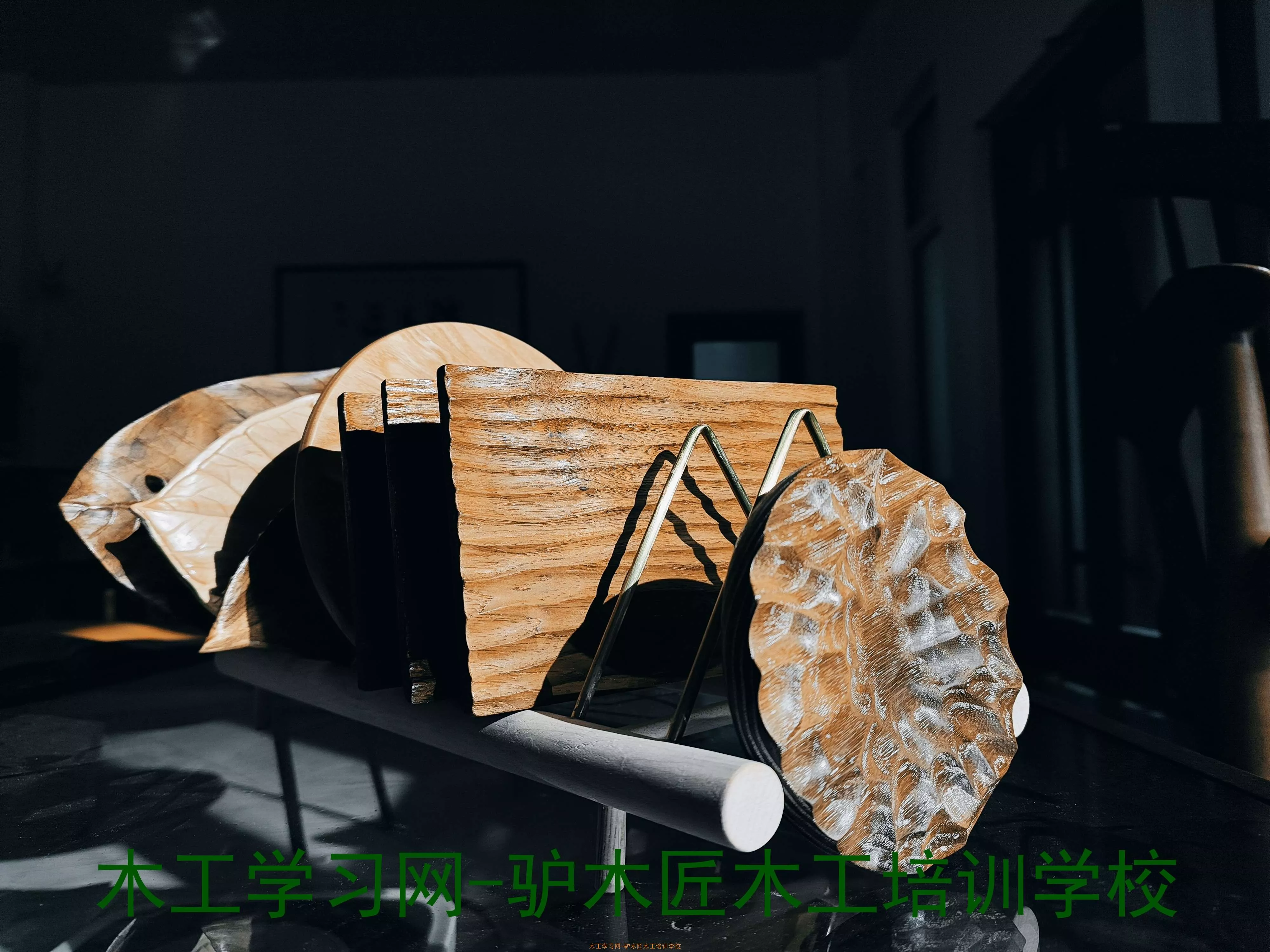 现代木工创作了哪些作品？